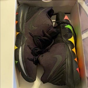 NIKE KYRIE 5 RAINBOW